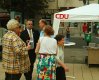 Wahlkampf: Herr Klein und Frau Esser am Stand der CDU